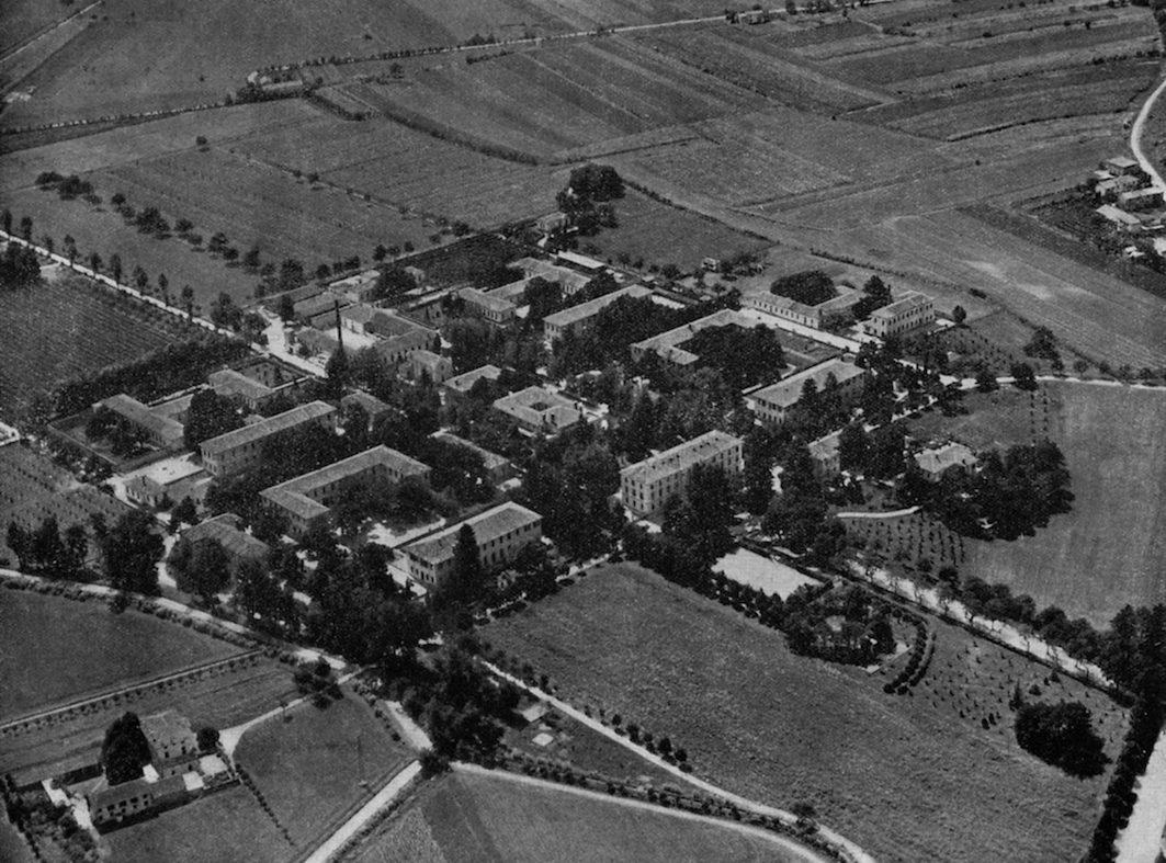 veduta aerea del complesso ospedaliero (1954).jpg